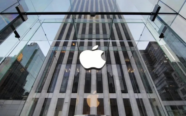 Apple-logo-in-the-building-1068x668