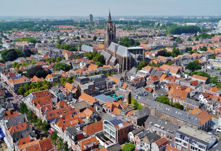 Delft_Blick_von_der_Nieuwe_Kerk_auf_die_Oude_Kerk_1