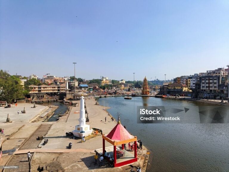 A high-angle shot of Nashik city with Panchavati Ghat Hindu temple in India