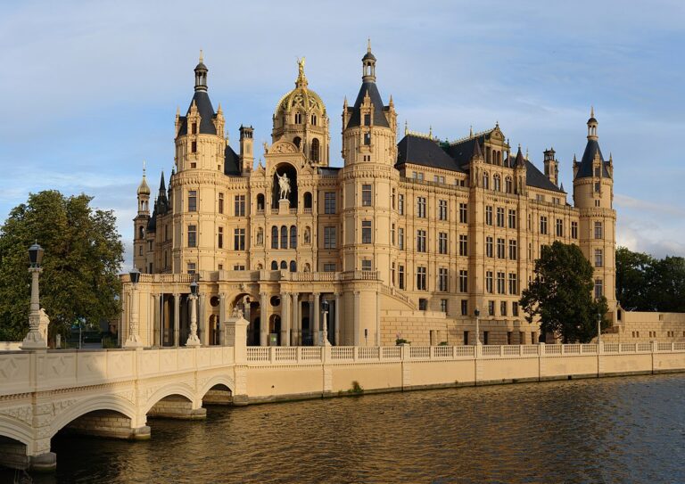 1200px-Schwerin-Schloss-gp